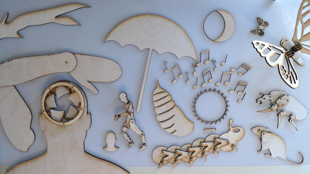 Burattini e oggetti di scena sono stati progettati utilizzando Fusion360 e Adobe Illustrator; pezzi di legno sono stati ritagliati usando una taglierina laser Glowforge Pro. Alcuni pupazzi / parti sono stati creati su più scale.